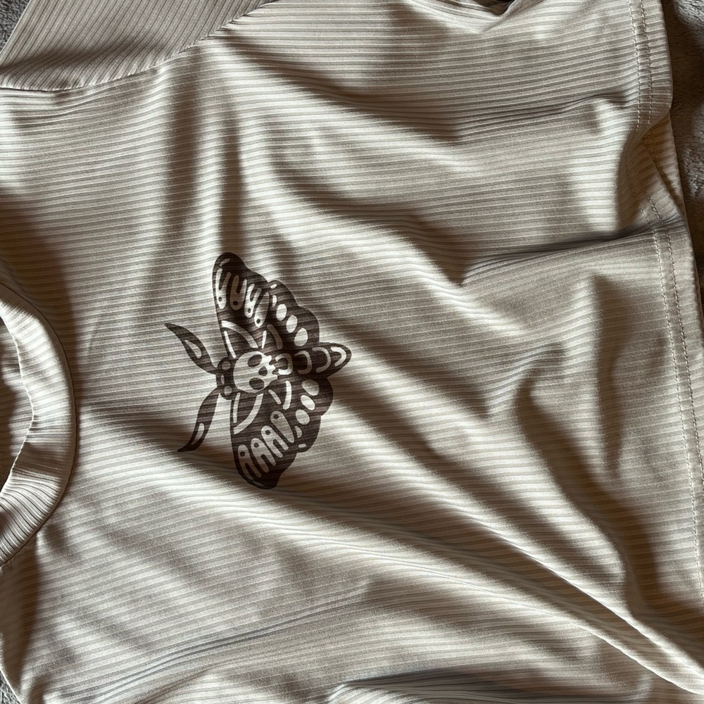I don’t know the brand the tag is gone im assuming it’s at shein shirt.